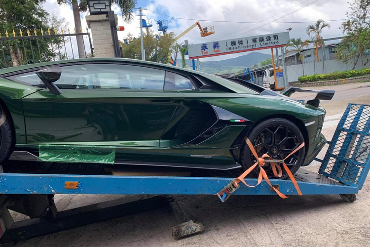 Mới đây, hình ảnh về chiếc  Lamborghini Aventador SVJ giới hạn mang màu sơn Verde Ermes đã một lần nữa được giới nhập khẩu xe cũng như chủ nhân đăng tải lên mạng xã hội thu hút không ít sự chú ý của giới mê xe. Khác những lần trước đó, siêu xe giới hạn này đã gần về đến Việt Nam như các bức ảnh này được cia sẻ.