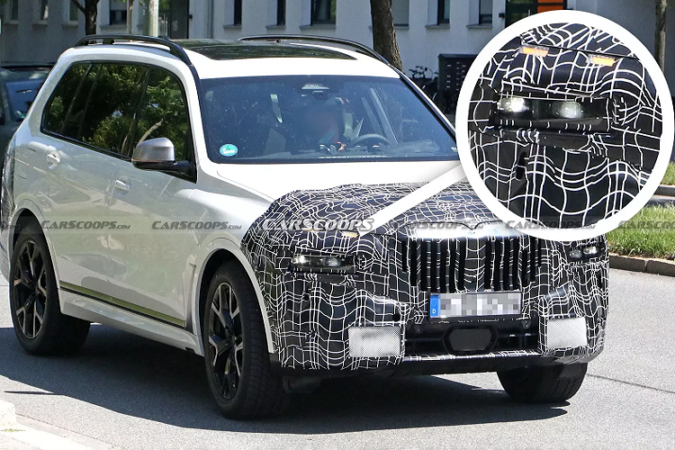 Phiên bản nâng cấp giữa chu kỳ của  BMW X7 hạng sang sẽ có những thay đổi đáng kể ở phần đầu xe. Qua hình ảnh cận cảnh, đầu xe sẽ thiết kế mới vè bánh trước, nắp capô và cản trước. Đặc biệt cụm đèn pha được tách thành 2 thành phần và cụm đèn chính được hạ thấp hơn trước đây. Trong khi đó, lưới tản nhiệt đồ sộ vẫn chưa cho thấy nhiều khác biệt.