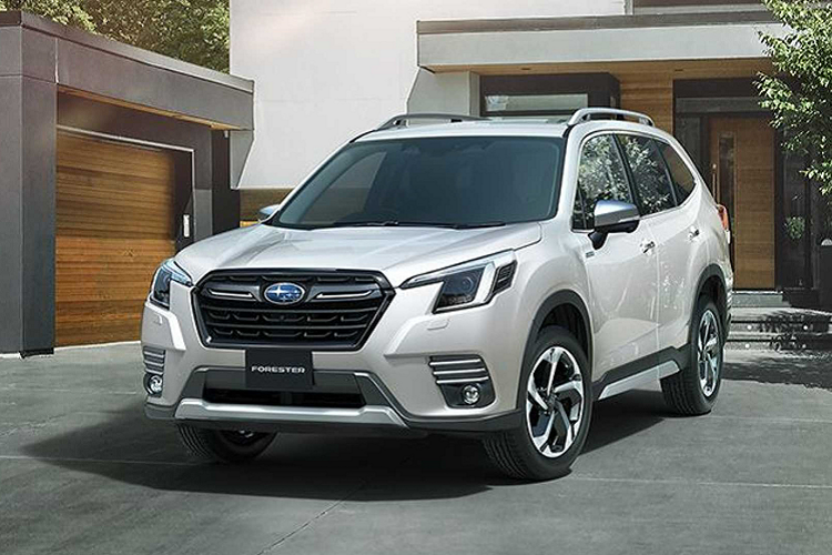 Phiên bản nâng cấp facelift mới của  Subaru Forester thế hệ thứ 5 tập trung vào phần thiết kế ngoại thất. Đáng chú ý nhất là cụm đèn pha LED thiết kế mới lớn hơn, lưới tản nhiệt lục giác được thiết kế mới to bản hơn. Bên cạnh cản trước và cụm đèn sương mù được thiết kế mới. Cụm đèn hậu phía sau được tinh chỉnh lại. Tùy thuộc vào phiên bản như 2.5i Sport, Hybrid L, 2.5iS, và Hybrid S mà xe sẽ có những trang trí khác nhau.