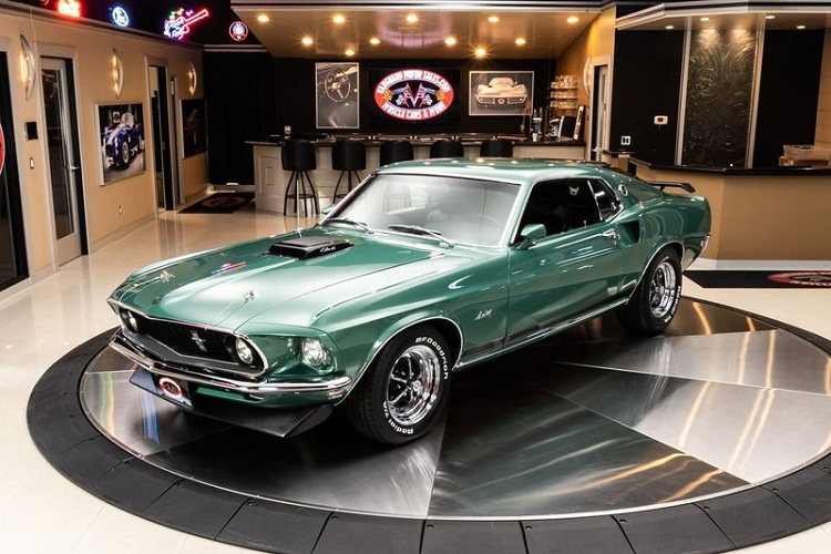 Sở dĩ chiếc  Ford Mustang GT R-Code đời 1959 không bị "đội" giá quá cao là vì nó không còn "nguyên zin" và cũng chưa từng "qua tay" người nổi tiếng nào. Dù vậy thì đây vẫn là một chiếc xe đặc biệt vì trên thế giới chỉ có 400 chiếc Mustang GT-R Code.