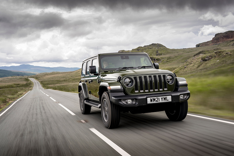  Jeep Wrangler 80th Anniversary Edition 2021 vừa được ra mắt. So với Wrangler tiêu chuẩn, phiên bản này nhận được những thay đổi về màu sắc cũng như trang bị bên trong lẫn bên ngoài.