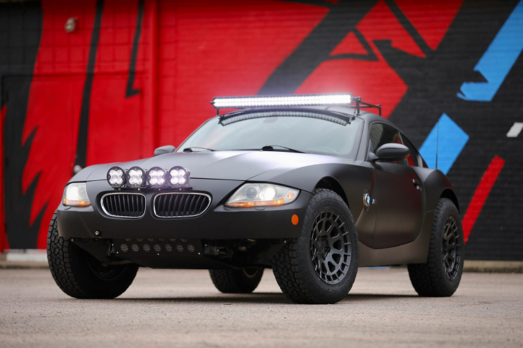  BMW Z4 Safari-Style độ là tên gọi của chiếc xe đang được bán đấu giá trực tuyến tại Mỹ bởi Bring a Trailer. Mẫu xe thể thao của BMW đã được chủ nhân nâng cấp theo phong cách xe đua địa hình hầm hố và ấn tượng.