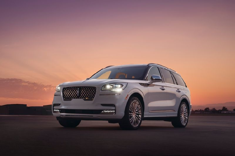 Thoạt nhìn, vẻ ngoài của  Lincoln Aviator Shinola hạng sang không quá đặc biệt nhưng Lincoln cho biết, hãng đã dùng màu sơn trắng xanh lấy cảm hứng từ mặt số đồng hồ khảm xà cừ của Shinola để phủ lên những tấm thân xe của Aviator Shinola. Tạo điểm nhấn cho ngoại thất là các chi tiết bằng đồng giống như trên xe đạp Runwell.