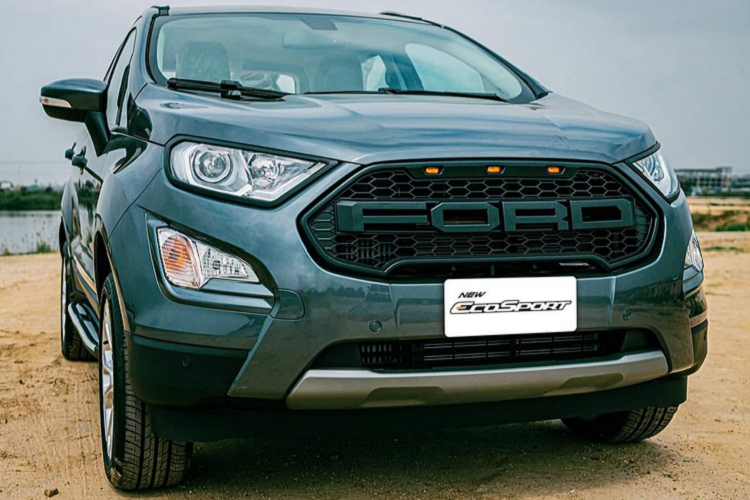 Chiếc  Ford EcoSport thế hệ mới được một đại lý ở Campuchia nâng cấp phụ kiện đồ chơi thuộc phiên bản Titanium 2021 cao cấp. Theo đó, lưới tản nhiệt nguyên bản 2 nan, mạ crôm của xe đã được thay thế bằng lưới tản nhiệt bằng nhựa đen với dòng chữ “FORD” trung tâm. Phía trên là 3 đèn màu cam theo phong cách của bán tải F-150 Raptor.