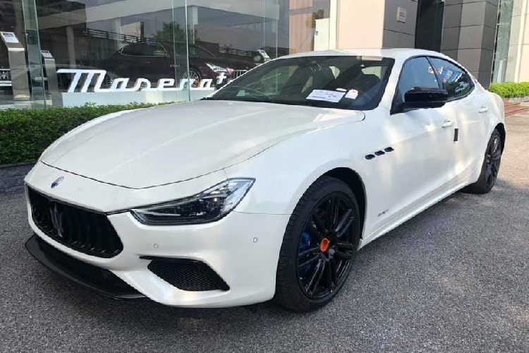  Maserati Ghibli 2021 mới cập bến Việt Nam theo dạng nhập khẩu chính hãng, tuy nhiên hiện vẫn chưa rõ là phiên bản S hay SQ4 nhưng qua một số hình ảnh được tung ra thì nhiều khả năng đây là phiên bản S vì sở hữu bộ mâm đen 7 chấu kép.