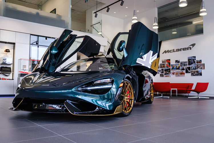 Vừa qua, một chiếc  McLaren 765LT đặc biệt được hoàn thiện bởi MSO đã cập bến McLaren Montréal, Canada. Chiếc xe mang trên mình lớp áo ngoại thất màu xanh rêu Dyno Green và đây chính là màu sắc được chế tạo để dành riêng cho chiếc xe này. Đây là phiên bản hiệu năng cao của McLaren 720S và sự xuất hiện của 765LT đi kèm với một lời tuyên bố đến từ McLaren rằng đây là phiên bản vượt trội về mặt hiệu năng vận hành.