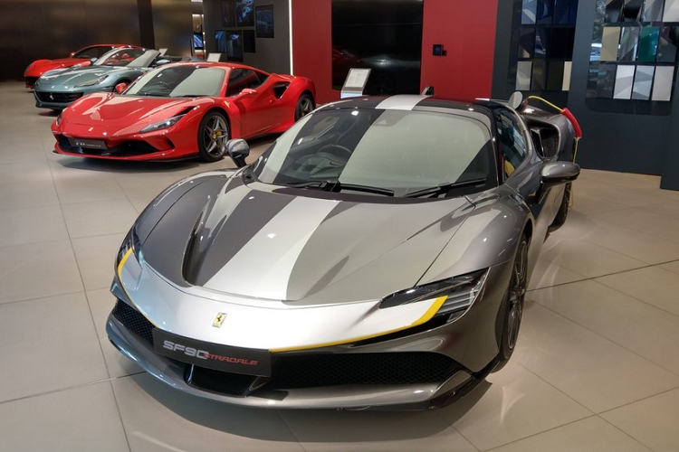 Sau hơn 3 tháng ra mắt dòng siêu xe mui trần của  Ferrari SF90 Stradale hàng hiếm, đại lý Ferrari Hong Kong đã mang về đây chiếc xe Ferrari SF90 Spider đầu tiên để phục vụ các đại gia lắm tiền của khu vực hành chính đặc biệt của Trung Quốc.