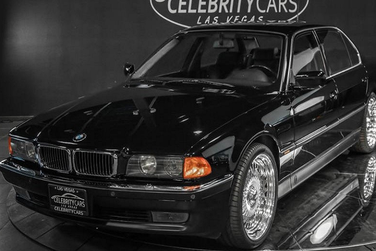 Năm 2018, chiếc  BMW 750Li đời 1996 từng thuộc sở hữu của cố rapper Tupac Shakur được rao bán tại Mỹ với giá 1,5 triệu USD. Đến nay, mẫu sedan này tiếp tục xuất hiện trên thị trường và con số được nâng lên thành 1,75 triệu USD (tương đương khoảng 39,6 tỷ đồng).