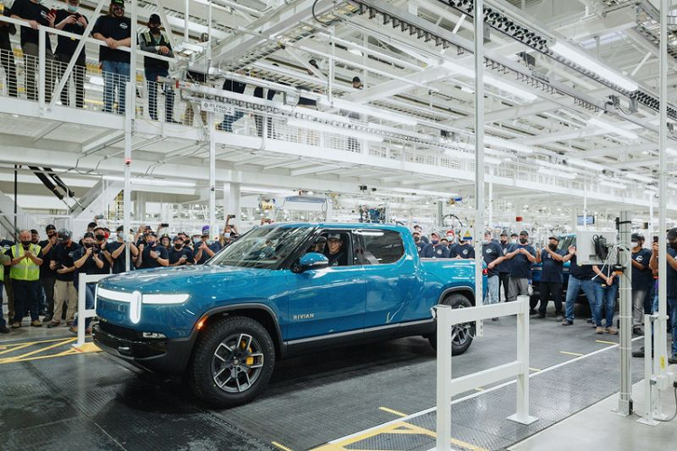 Chiếc  Rivian R1T 2022 đầu tiên vừa chính thức lăn bánh khởi dây chuyền lắp ráp ở nhà máy Normal (Illinois) trước sự cổ vũ của đội ngũ nhân viên nơi đây. Nó sẽ là chiếc R1T sản xuất đầu tiên được giao cho khách hàng.