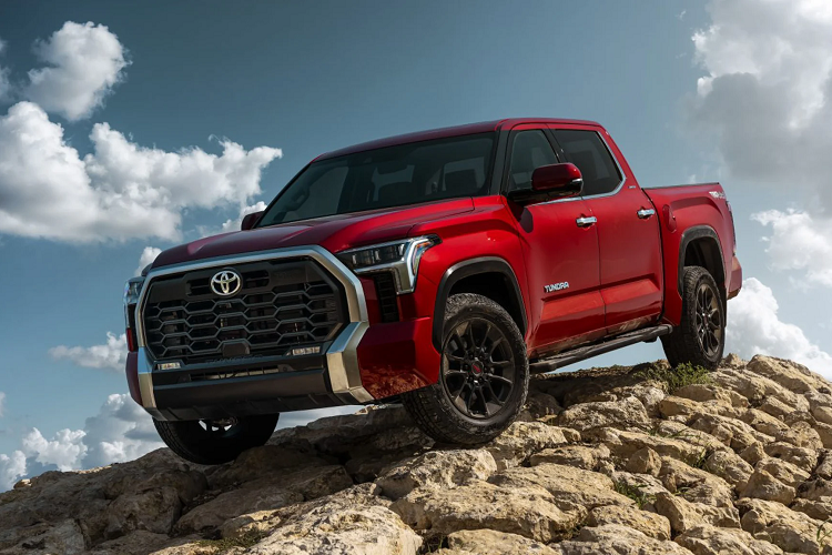 Sau khi hé lộ nhiều hình ảnh ngoại thất,  Toyota Tundra thế hệ mới đã chính thức ra mắt tại thị trường Bắc Mỹ. Bước sang thế hệ mới, Tundra thế hệ mới đã được “đập đi xây lại” toàn bộ thiết kế. Mẫu bán tải cỡ lớn của Toyota nổi bật với phần đầu xe sở hữu cụm lưới tản nhiệt rộng, trang bị cụm đèn pha full-LED. Thân xe thiết kế góc cạnh với các đường gân dập nổi mạnh mẽ. Tuỳ thuộc vào phiên bản mà xe sẽ đi kèm với các gói trang trí khác nhau.