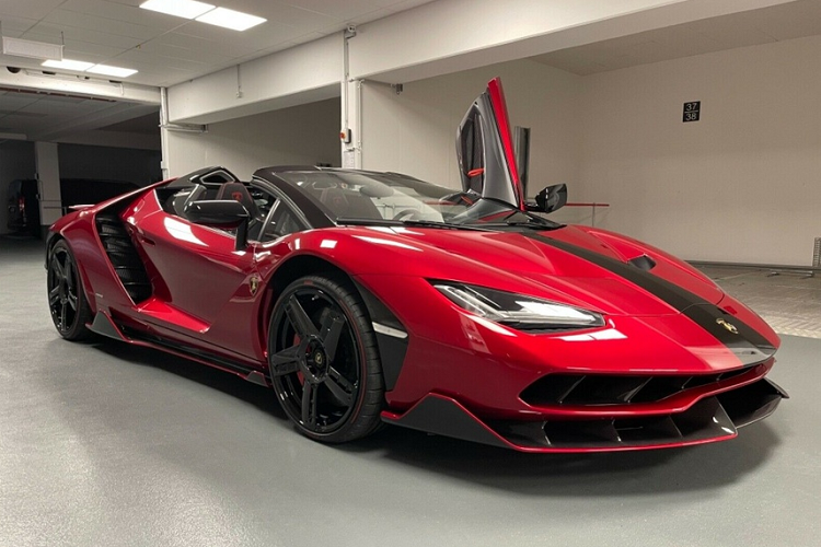 Trong vài năm trở lại đây,  Lamborghini Centenario Roadster mui trần được đánh giá là chiếc siêu xe đặc biệt nhất của hãng "siêu bò" nước Ý. Bên cạnh mức giá ngất ngưởng, số lượng hạn chế, mẫu xe này còn có ý nghĩa riêng đối với hãng siêu xe Italy.