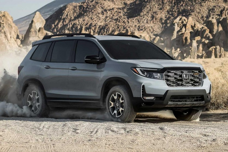 Có mặt trên thị trường Mỹ từ năm 2019, Honda Passport là mẫu SUV cỡ trung với nội thất 2 hàng ghế. Sau 3 năm, hãng Honda đã bổ sung phiên bản mới cho dòng SUV này với một số thay đổi đáng chú ý. Điểm nhấn đầu tiên của  Honda Passport 2022 mới chính là phiên bản TrailSport mới.