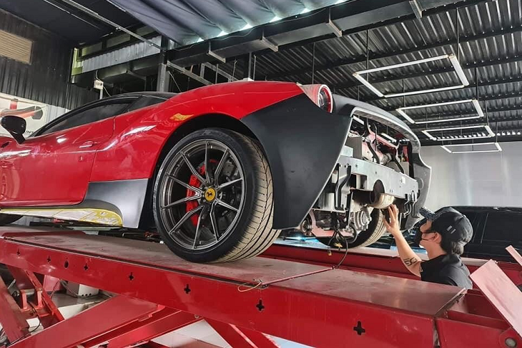 Mới đây, 1 chủ nhân của siêu xe  Ferrari 488 GTB tại Sài Gòn đã chia sẻ hình ảnh "ngựa chồm" này đang trên bàn "mổ" để chuẩn bị hoàn thành dự án hoàn toàn mới của người này. Thông tin ban đầu cho biết, sau gần một năm điều khiển chiếc xe Ferrari 488 GTB mang bản độ SVR, chủ nhân của xe đã quyết định cho siêu ngựa trải nghiệm 1 ngoại hình