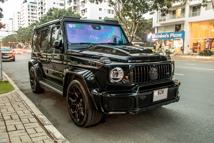 Một chiếc  Mercedes-AMG G63 đặc biệt đã xuất hiện tại quận 7, sau khi TP.HCM vừa có chỉ thị mới về việc nới lỏng giãn cách xã hội từ ngày 1/10. Khác với những chiếc G63 hiện có mặt trên thị trường, chiếc xe này sở hữu bộ bodykit hầm hố từ hãng độ Đức Brabus, có tên mã 800. 