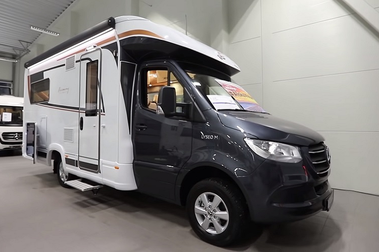 Có thể bạn đã quen thuộc với những chiếc motorhome dựa trên nền tảng khung gầm của Mercedes Sprinter, nhưng mẫu xe được nhắc đến trong bài này thậm chí còn đỉnh cao hơn nữa khi kết hợp khung gầm Mercedes với thiết kế nội thất hàng đầu đậm chất xe sang Đức - đó chính là mẫu  nhà di động Lyseo M 660.