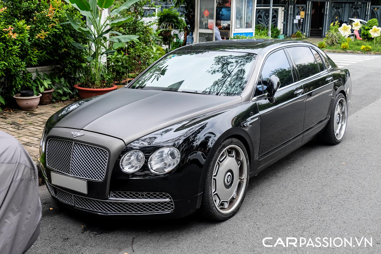 Mẫu  xe siêu sang Bentley Continental Flying Spur là phiên bản 4 cửa của người anh em Continental GT được trình làng trước đó, đồng thời cũng là mẫu xe Bentley được ưa chuộng bậc nhất tại thị trường Việt Nam. Mặc dù đã bước qua thời kỳ đỉnh cao, những chiếc xe siêu sang hơn 10 năm tuổi vẫn nhận được không ít sự quan tâm từ khách hàng trong nước trên thị trường xe cũ với mức giá trên dưới 3 tỷ đồng tuỳ vào tình trạng.