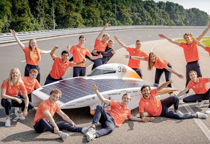 Vattenfall Solar Team, một nhóm sinh viên tại trường Đại học Công nghệ Delft ở Hà Lan, mới đây đã trình bày Nuna11, một chiếc xe điện ba bánh không đối xứng với một tấm pin mặt trời góc cạnh có thể chạy hàng nghìn km mà không cần sử dụng một giọt nhiên liệu nào.