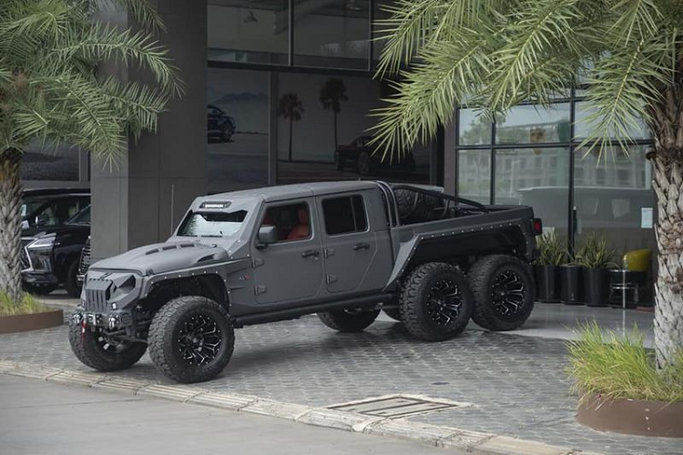 Bản độ Apocalypse Sinister 6x6 được hãng độ Mỹ South Florida Jeeps giới thiệu vào giữa năm ngoái, và bây giờ "quái vật" off-road  Jeep Gladiator bán tải này đã có cơ hội về Việt Nam thông qua một đại lý tư nhân.