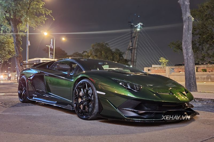 Đây chính là siêu phẩm  Lamborghini Aventador SVJ tại Việt Nam hàng hiếm và cũng là chiếc thứ 3. Xe sở hữu nước sơn xanh lá Verde Ermes "kịch độc", tạo hiệu ứng độc đáo dưới ánh sáng.