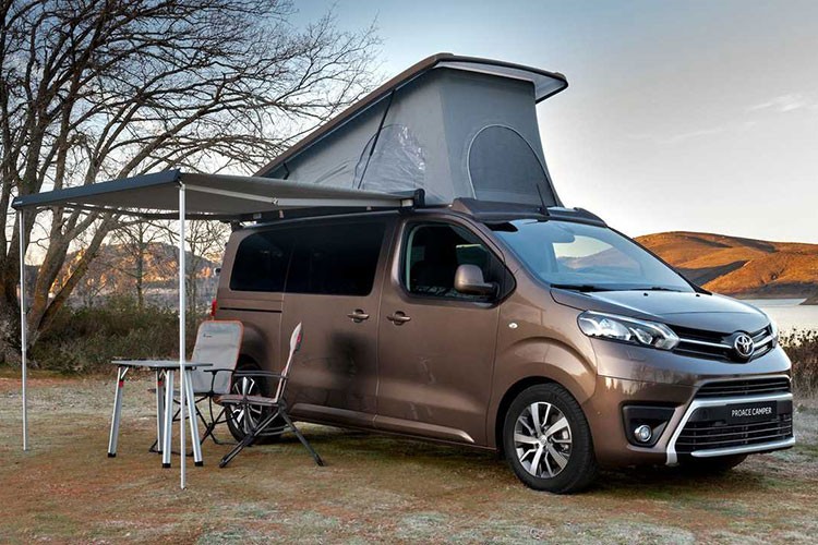 Bên cạnh những mẫu sedan và SUV phổ biến, Toyota cũng không phải là một cái tên xa lạ trong phân khúc motorhome, đặc biệt là ở các thị trường phương Tây, cho dù đa số chúng có thể không phải sản phẩm chính thức từ nhà sản xuất xe Nhật Bản mà chỉ là sản phẩm chuyển đổi bởi bên thứ ba. Và  Toyota Proace Camper 2021 mới là một trong số đó.