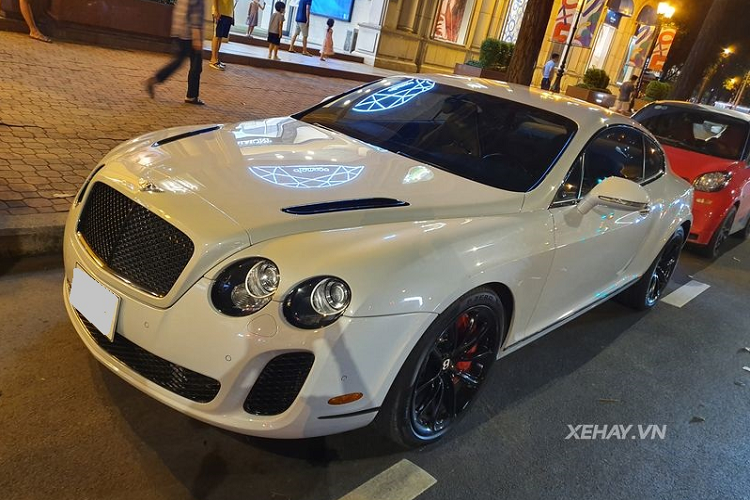 Trình làng thế giới vào tháng 2/2009, đến nay  Bentley Continental SuperSports hạng sang này đã có tuổi đời hơn 12 năm nhưng nó vẫn duy trì được phong độ và sức hút của mình. Ở thời điểm ra mắt, Continental SuperSports là cỗ xe mạnh mẽ nhất của Bentley, xe có giá bán niêm yết 280.000 USD (khoảng 6,53 tỷ đồng), tuy nhiên khi về đến Việt Nam thì con số sẽ gấp lên nhiều lần.