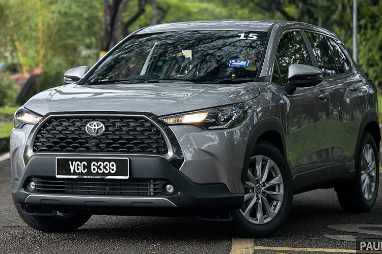 Với việc bổ sung phiên bản Hybrid, đội hình  Toyota Corolla Cross tại Malaysia tăng lên 3 phiên bản và có tên gọi tương tự tại Việt Nam bao gồm: 1.8G, 1.8V và Hybrid. Trong đó 2 phiên bản 1.8V và Hybrid được trang bị hệ thống an toàn chủ động thông minh Toyota Safety Sense.