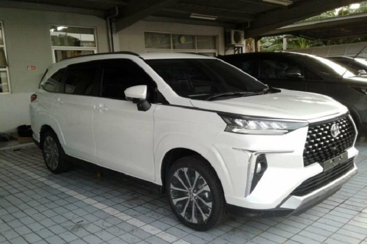 Theo kế hoạch, hãng Toyota sẽ chính thức vén màn thế hệ mới của dòng MPV cỡ nhỏ Avanza trong triển lãm Ô tô Gaikindo Indonesia (GIIAS) 2021, khai mạc vào ngày 10/11 tới. Tương tự trước đây, Toyota Avanza 2022 sẽ có phiên bản thể thao và cao cấp hơn mang tên Veloz. Trước khi trình làng vào tuần sau,  Toyota Veloz 2022 mới đã lộ diện hoàn toàn qua những hình ảnh chụp "bằng xương, bằng thịt" tại Indonesia.