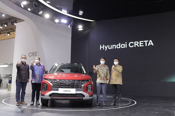 Sau những hình ảnh và thông tin rò rỉ, cuối cùng thì mẫu SUV cỡ nhỏ  Hyundai Creta 2022 mới cũng chính thức trình làng. Lần này, hãng Hyundai không chọn Ấn Độ để ra mắt phiên bản nâng cấp của xe. Thay vào đó, Hyundai Creta 2022 lại được giới thiệu tại triển lãm Ô tô Quốc tế Gaikindo Indonesia (GIIAS) 2021. Nguyên nhân là do Creta 2022 sẽ được lắp ráp tại nhà máy mới đi vào hoạt động của hãng Hyundai ở Indonesia.