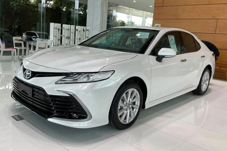 Tại Thái Lan,  Toyota Camry 2022 mới có giá bán khởi điểm từ 1 – 1,2 tỷ đồng. Trong đó, phiên bản 2.5 Sport 8AT tiêu chuẩn trong bài viết có giá bán 1.475.000 baht (khoảng 1 tỷ đồng). Loại bỏ động cơ xăng 2.0L. Tại Thái Lan, Camry 2022 phiên bản 2.5 Sport 8AT tiêu chuẩn sử dụng động cơ 2.5L Dynamic Force như bản trước đó (*Camry 2.5Q ở Việt Nam nhập Thái không dùng động cơ này).