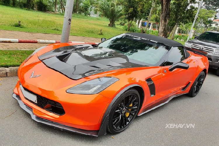 Là biến thể mạnh mẽ và cao cấp nhất của thế hệ C7,  Chevrolet Corvette Z06 Convertible sở hữu thiết kế hầm hố nổi bật cùng những đường nét cơ bắp đặc trưng của dòng Corvette.