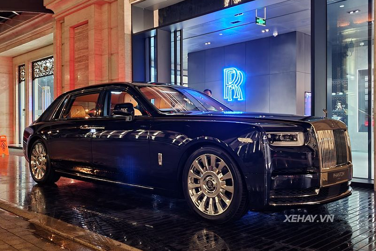 Rolls-Royce Motor Cars - thương hiệu  xe siêu sang Rolls-Royce giàu lịch sử bậc nhất của thế giới, đã có mặt tại trung tâm Quận 1 sầm uất với sự ra mắt của Boutique Showroom mới nhất, mang chủ đề phong cách sống đương đại đầy tính nghệ thuật.