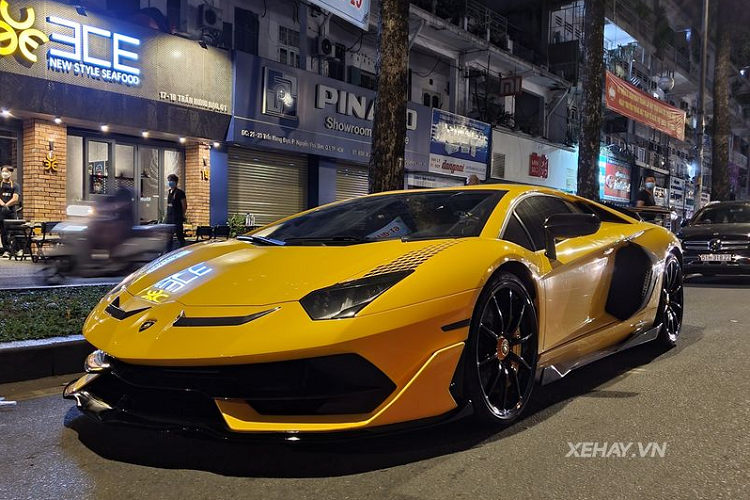 Chiếc  Lamborghini Aventador SVJ hàng hiếm trong bài thuộc bản Coupe (cả Việt Nam có 3 chiếc Aventador SVJ Coupe) tuy nhiên chủ nhân chiếc xe đã nâng cấp đáng kể để biến "siêu bò" của mình trở nên "độc nhất vô nhị".