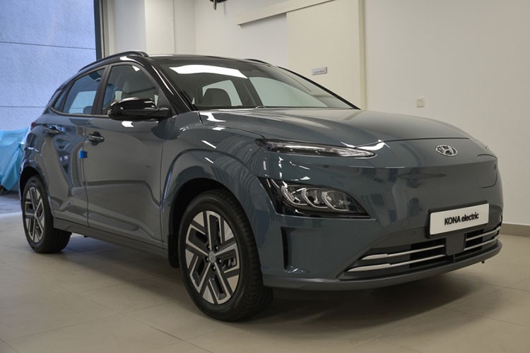 Hyundai Kona Electric 2022 mới bản tiêu chuẩn e-Lite được trang bị động cơ điện 39,2 kWh. Phiên bản tầm trung e-Plus cũng sử dụng động cơ tương tự phiên bản e-Lite, trong khi phiên bản cao cấp nhất e-Max được trang bị động cơ điện 64 kWh. Theo đó, các phiên bản sử dụng động cơ điện 39,2 kWh sẽ được cung cấp sức mạnh tương ứng là 134 mã lực và 395 Nm, đồng thời có phạm vi hoạt động 305 km sau 1 lần sạc. Khả năng tăng tốc từ 0 – 100 km/h với động cơ này là 9,9 giây, cùng với vận tốc tối đa đạt 155 km/h.