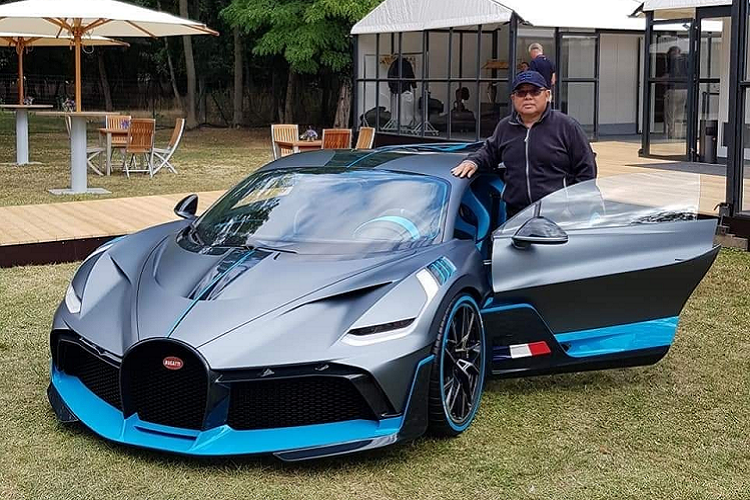 Xung quanh về câu chuyện 1 đại gia Việt và đại gia Campuchia tậu siêu phẩm Koenigsegg Regera đã khiến cộng đồng mạng cũng như các bạn trẻ mê xe ở Đông Nam Á được 1 phen xôn xao. Tuy nhiên, nếu nói về độ chịu chơi mua xe hypercar ở Asean, sẽ rất thiết sót nếu bỏ qua 1 đại gia đến từ Malaysia. Người này có bộ sưu tập xe hơn 100 chiếc, trong đó, 1/10 đã là các dòng hypecar siêu đắt đỏ. Mới đây nhất, đại gia người Maylasia đã gây sốc giới truyền thông quốc tế khi sở hữu  Bugatti Divo triệu đô.