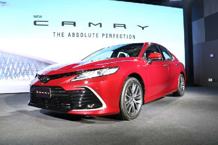 Tính đến thời điểm hiện tại,  Toyota Camry 2022 mới đã được “chào sân” tại 3 quốc gia ở khu vực Đông Nam Á, gồm Singapore, Indonesia và gần đây nhất là Thái Lan. Chỉ sau khoảng gần một tháng mẫu sedan hạng D được ra mắt tại Thái Lan, Toyota đã “rục rịch” chuẩn bị giới thiệu Camry 2022 tới người tiêu dùng Việt Nam.