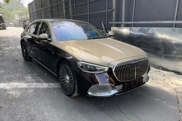  Mercedes-Maybach S680 2022 mới đầu tiên về Việt Nam được nhập khẩu bởi một công ty tư nhân, xe có lớp sơn hai tông màu cao cấp với màu Đỏ Rubelliot ở nửa dưới và vàng Kalahari Gold ở nửa thân trên.