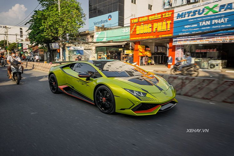 Tại thời điểm về nước, chiếc  Lamborghini Huracan LP 610-4 chính hãng này có ngoại thất màu đỏ và bộ mâm 5 chấu Giano, tuy nhiên, chỉ sau đó ít lâu, siêu xe Ý đã được "lên đời" mâm center lock 10 chấu được làm từ hợp kim nhôm, màu đen bóng đi kèm khóa tâm màu đỏ nổi bật, cùm phanh sơn đen và đĩa phanh carbon ceramic.