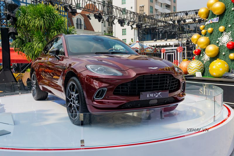 Mới đây, chiếc  Aston Martin DBX mới về Việt Nam đã gây chú ý khi có mặt tại một sự kiện ở trung tâm TP. HCM, siêu SUV sở hữu ngoại thất màu đỏ mận nổi bật thay vì màu trắng như chiếc đầu tiên. Đi kèm là kẹp phanh màu vàng tương phản.