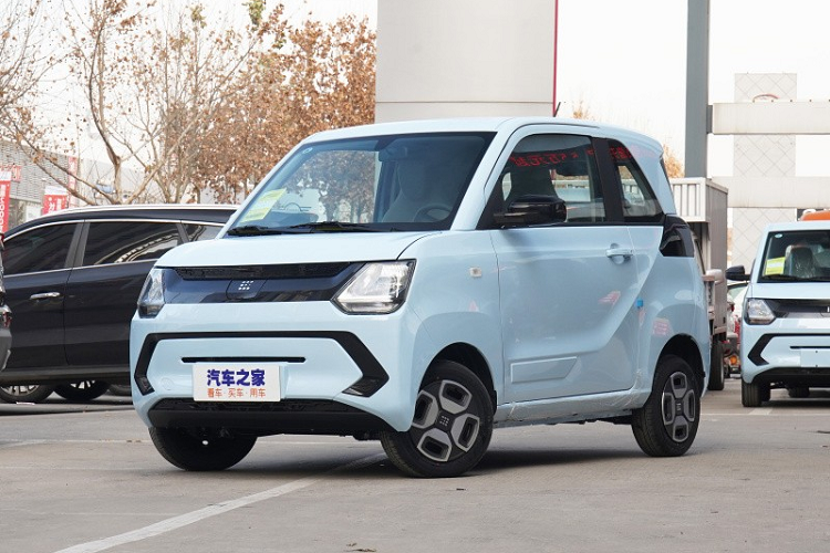 Chứng kiến sự thành công của Wuling HongGuang Mini EV tại thị trường Trung Quốc, các hãng xe nội địa như Dongfeng cũng không thể ngồi yên. Để cạnh tranh với mẫu ôtô điện hiện bán chạy nhất tại thị trường Trung Quốc, Dongfeng đã quyết định sao chép công thức và tung ra xe mới mang tên  Dongfeng FengGuang Mini EV 2022 mới.