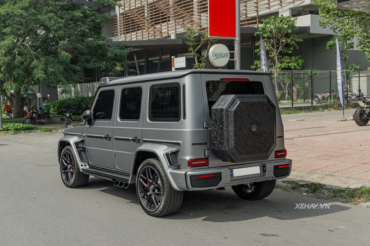 Thông thường, các gói độ Brabus ở Việt Nam đều dùng vật liệu sợi carbon dệt truyền thống (Carbon Fiber), nhưng chiếc  Mercedes-AMG G63 độ G800 Brabus trong bài lại tạo nên sự khác biệt khi dùng sợi carbon đúc (Forged Carbon Fiber).