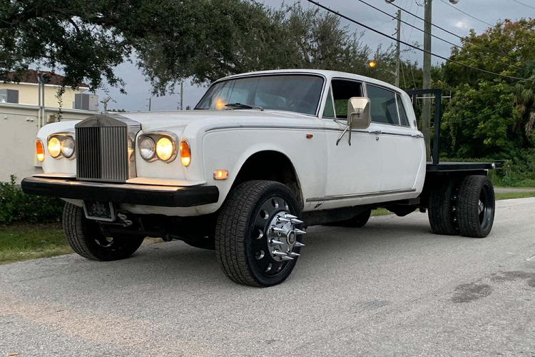 Với Rolls-Royce Cullinan, chúng ta có thể thấy rằng thương hiệu xe sang Anh Quốc không ngại bước chân vào phân khúc “gầm cao máy thoáng”, nhưng đối với thị trường xe bán tải thì chắc là chuyện không bao giờ. Tuy nhiên, một công ty chuyên môn ở Florida đã tạo tự mình tạo nên một chiếc xe đặc biệt, kết hợp một chiếc  Rolls-Royce bán tải cổ điển với những gì thiết yếu của một chiếc xe bán tải Mỹ.