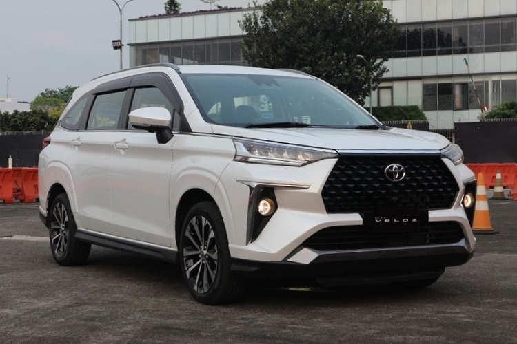 Mới đây, các tư vấn bán hàng đồng loạt thông báo mở cọc  Toyota Veloz 2022 mới với giá dự kiến hơn 600 triệu đồng và được biết, xe sẽ được bàn giao trong tháng 3/2022. Toyota Veloz là phiên bản thể thao và cao cấp hơn của Avanza thế hệ mới nên khả năng cao vào cuối tháng 2 hoặc trong tháng 3 tới đây, Toyota Việt Nam sẽ ra mắt cả 2 mẫu xe này.