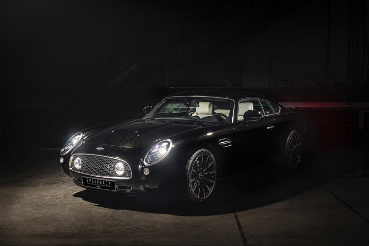 Chiếc siêu xe  David Brown Speedback Silverstone ra đời với diện mạo lấy cảm hứng từ Aston Martin DB5 này đã mất tới tổng cộng 8000 giờ chế tác bởi những người thợ lành nghề của thương hiệu David Brown. Với yêu cầu khắt khe của khách hàng, đội ngũ đã tiến hành cá nhân hóa từ những chi tiết nhỏ nhất nhằm tạo ra một chiếc xe cực kỳ đặc biệt.