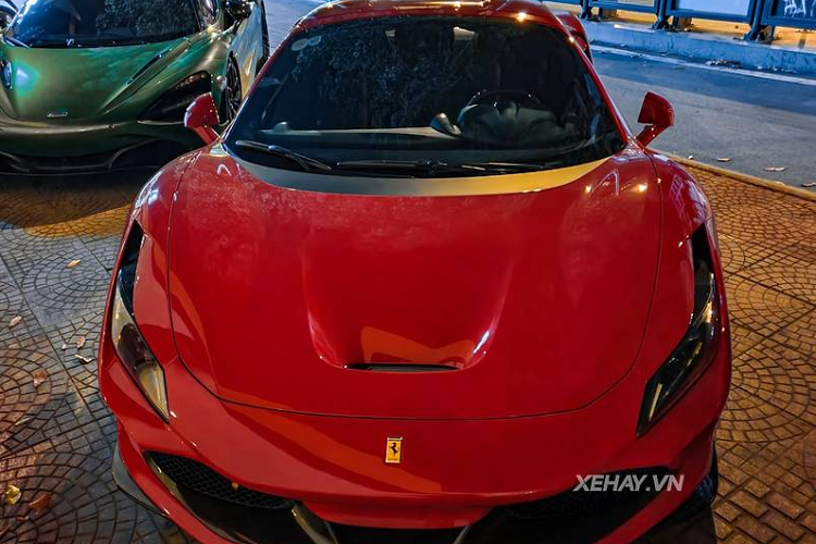 Về ngoại hình, khác với chiếc  Ferrari F8 Spider đầu tiên tại Việt Nam mang nước sơn ngoại thất màu vàng nổi bật, chiếc F8 Spider trong bài sở hữu tông màu đỏ Rosso Corsa truyền thống của thương hiệu "ngựa chồm".