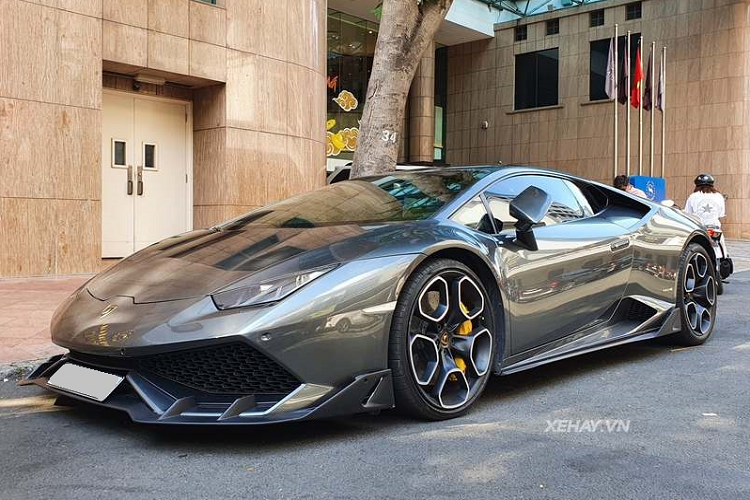 Ngoài ra, đây cũng chính là chiếc  Lamborghini Huracan LP610-4 chính hãng đầu tiên về nước (cuối năm 2015). Trải qua hơn 6 năm có mặt ở Việt Nam, siêu xe thể thao vẫn giữ nguyên màu sơn xám nguyên bản.