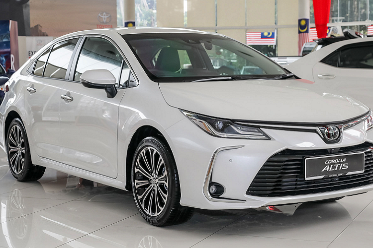 Sau nhiều năm phân phối Corolla Altis thế hệ cũ với nhiều bản nâng cấp “bình mới rượu cũ”, đến nay Toyota Việt Nam (TMV) đang sắp sửa ra mắt Corolla Altis thế hệ mới tại thị trường Việt. Bước sang thế hệ mới,  Toyota Corolla Altis 2022 mới chuyển sang nhập khẩu trực tiếp từ Thái Lan, tương tự như dòng Corolla Cross.