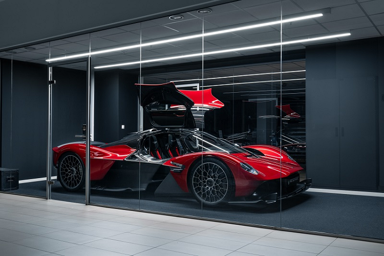 Chiếc  Aston Martin Valkyrie hàng hiếm này trông tuyệt đẹp với màu sơn Supernova Red cùng rất nhiều điểm nhấn bằng sợi carbon tương phản bao gồm bộ chia gió phía trước.