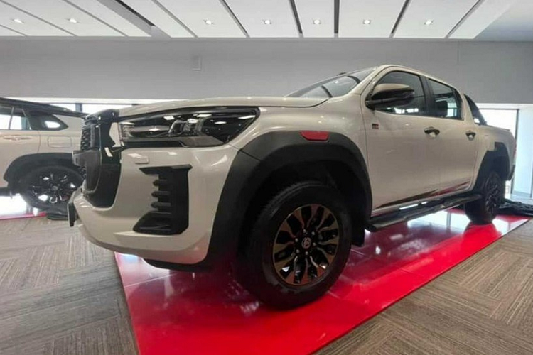 Trong thời gian qua, hãng Toyota đã liên tục giới thiệu phiên bản thể thao GR Sport của dòng xe bán tải Hilux ở nhiều thị trường trên thế giới, đầu tiên là Thái Lan rồi đến Nhật Bản và châu Âu. Đến nay, lại tới lượt  Toyota Hilux GR Sport 2022 lộ diện ở thị trường Nam Phi.