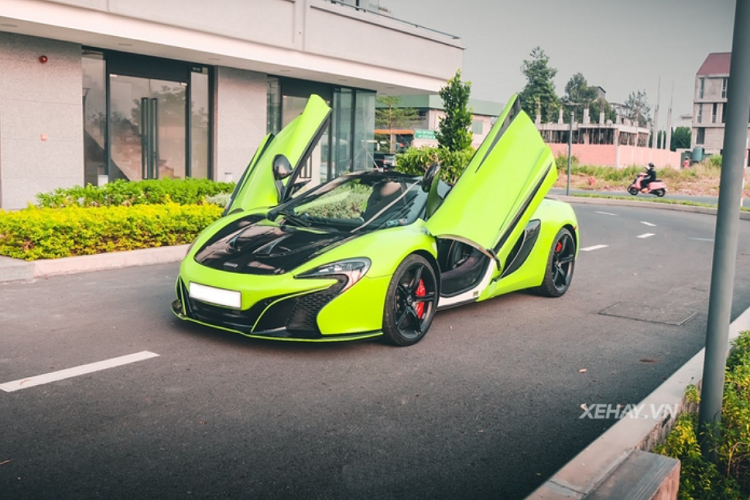 Chủ nhân đầu tiên của chiếc  McLaren 650S Spider hàng hiếm này vốn thuộc sở hữu của người đẹp Diệp Lâm Anh, nhưng sau đó siêu xe mui trần đã được qua tay một vài người khác. Ban đầu, xe có ngoại thất màu cam và bộ mâm 5 chấu màu bạc.