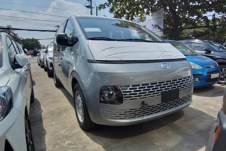  Hyundai Staria 2022 mới là thế hệ kế tiếp của Hyundai Starex. Chiếc Hyundai Staria 2022 được chụp tại đại lý ở Việt Nam thuộc biến thể xe chở tiền, nhập khẩu trực tiếp từ Hàn Quốc với số lượng có hạn nhằm đáp ứng cho nhu cầu mua xe chở tiền của các ngân hàng.